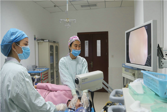 秦万玉副主任医师（左一）为患者做胃镜检查.jpg
