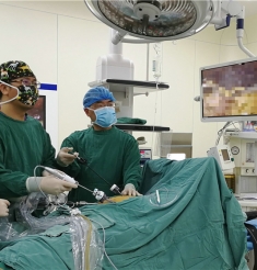 绵阳市中医医院运用腹腔镜微创技术为一巨脾患者去除“啤酒肚”